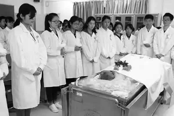 中大医学生竟把大体老师的照片发到群聊里,发表非议和侮辱性言论