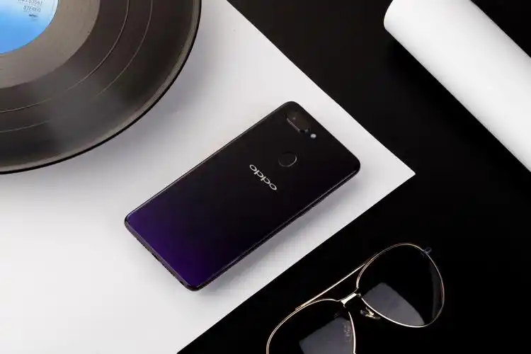 oppo r15星空紫图赏:时尚高颜值又不输性能