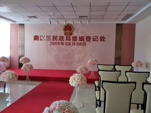 婚姻登记处设在面积100多平米,配备了婚姻登记窗口,结婚登记颁证厅