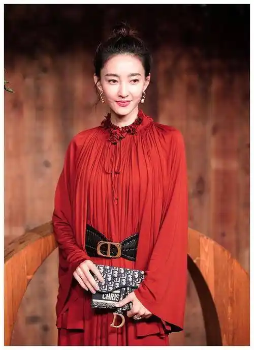 王丽坤被曝领证首现身,一袭红裙容光焕发,扎丸子头随性优雅_气质_miku