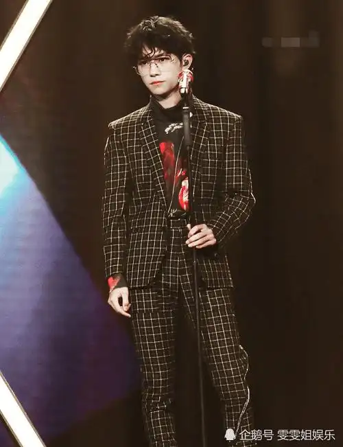 易烊千玺穿格纹西装,谁注意他裤子拉链的位置,一般人接受不了