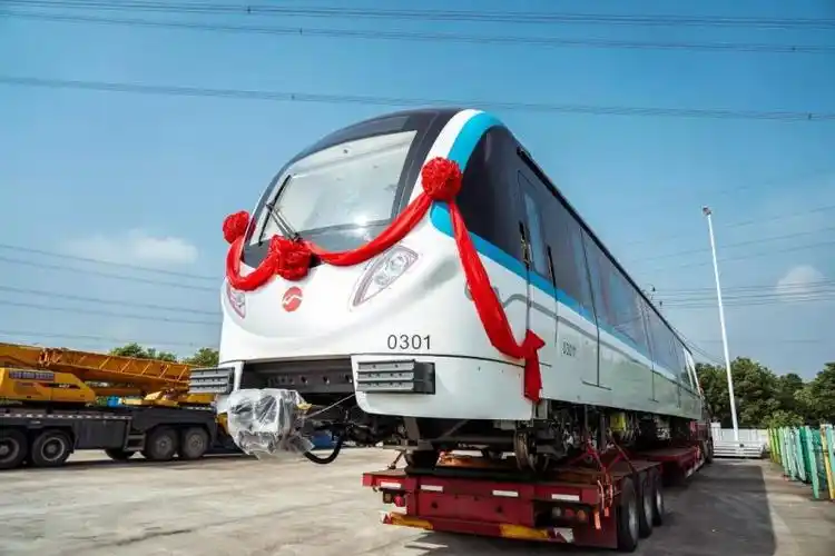 无锡地铁3号线首列车到段