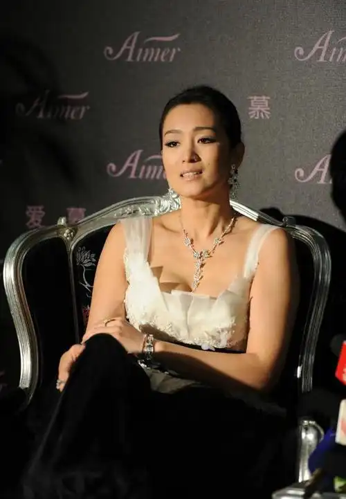 巩俐出席活动笑靥如花网友你真的很有韵味