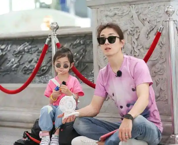 戚薇李承铉女儿lucky谐音"李love戚"不算什么,曾用名才是一绝_lucky