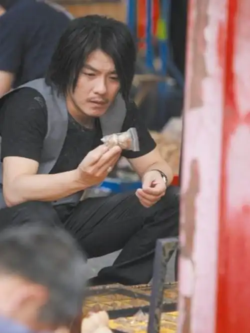 小黑还在新加坡的建筑工地上搬砖,混得还不如成名前的阿杜,阿杜好歹