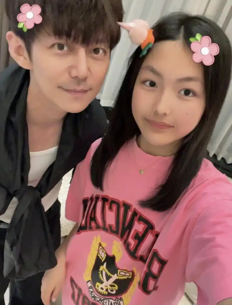 何炅王诗龄合照图片(李湘带女儿与何炅聚会)