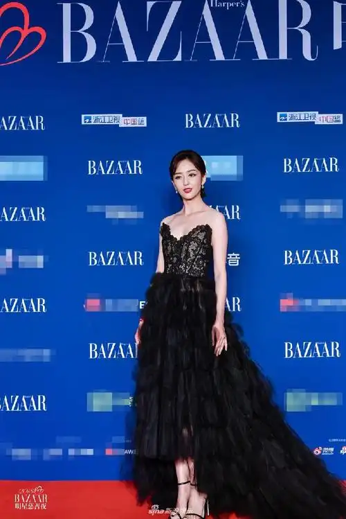 众星亮相芭莎明星慈善夜 李宇春短裙秀美腿杨幂公主风甜美