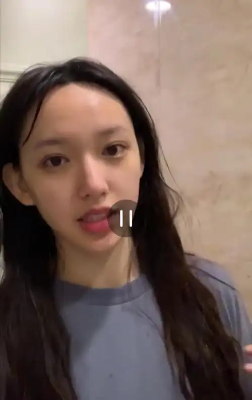 原创程潇在线卸妆太自信,素颜照曝光五官端正,唯一缺点是发际线太高