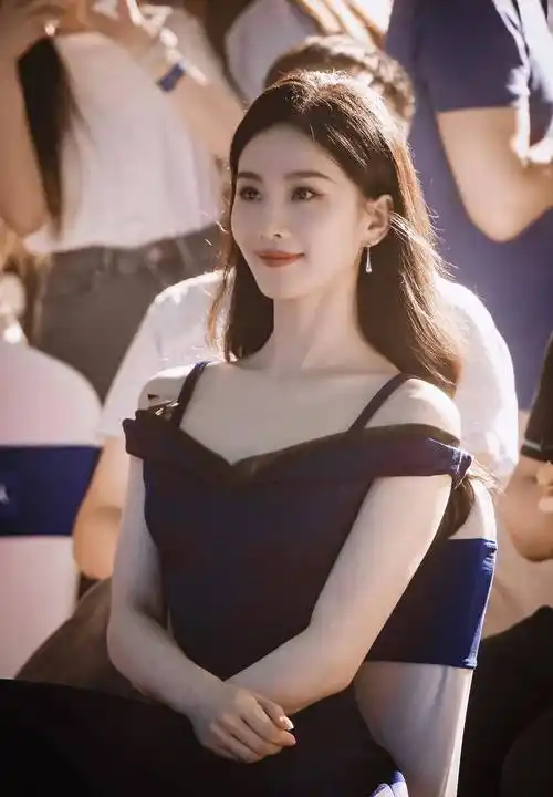 气质女神刘诗诗一袭蓝色礼服出席活动!优雅迷人!