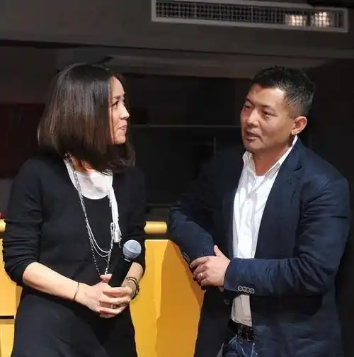 那英老公孟桐当街与美女搂抱,那英方发声:只是正常朋友交流_网友_丈夫