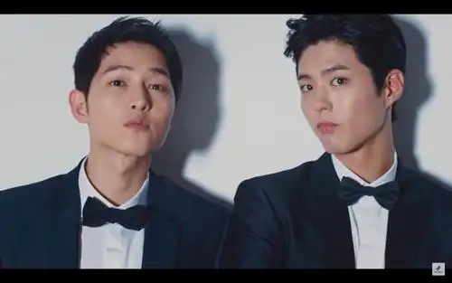 画面太美!宋仲基朴宝剑经典广告,互相喂食甜到被误认成同志情侣