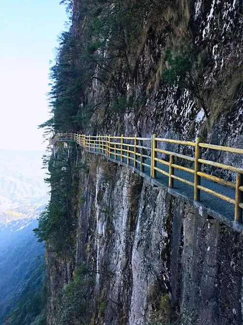 明月山顶的青云栈道,因其常年云雾缭绕,故行走之上有平步青云之感.