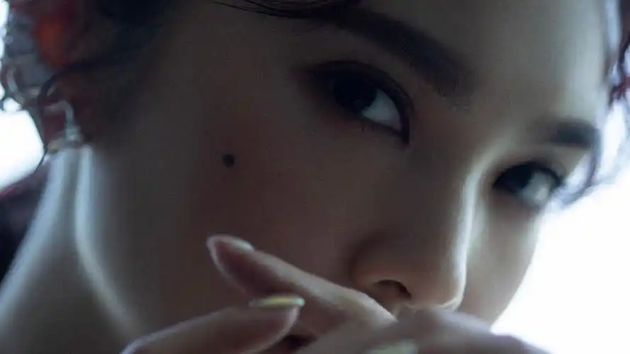 杨丞琳知性干练写真桌面壁纸