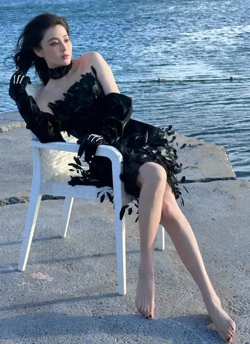 而从这个角度看,张馨予的直角肩,锁骨窝以及小细腿都十分抢镜,真是