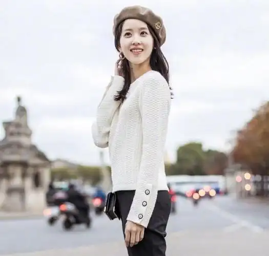 奶茶妹妹章泽天好fashion,贝雷帽配白色毛衣街拍,耳环只戴一边|西装|