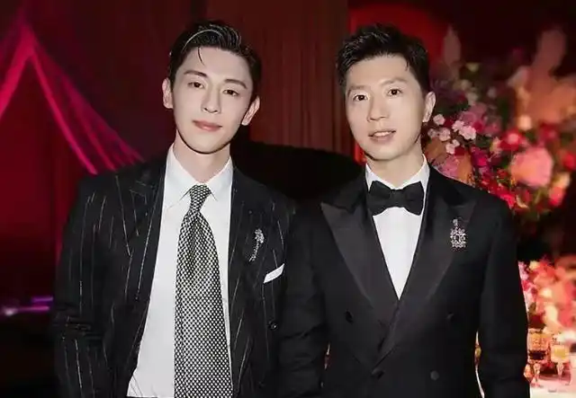 当日邓伦和马龙共同出席某线下活动,两人还同框合影让人感慨:破 次元