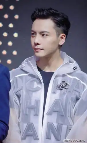 34岁陈伟霆真会玩透明外套配牛仔裤潮到爆背头配甜笑好暖