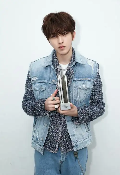 蔡徐坤全新造型出席活动穿牛仔装变野性潮男演唱完毕又获一奖