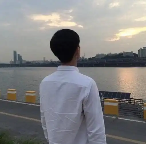 心理测试三个男生背影哪个让你有安全感测身边一直关心你的人是谁