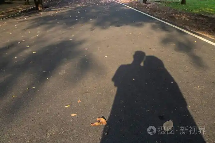 花园里情人的影子