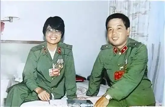 徐良在2000年与第二任妻子成婚,并共同抚育了一个孩子,他们的家庭生活