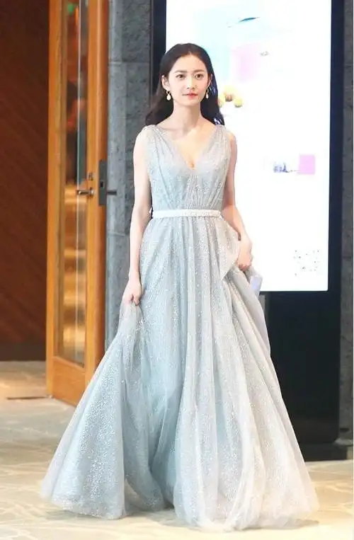 92年的陈钰琪还这么青涩穿v领裙都不咋成熟学妹脸太加分