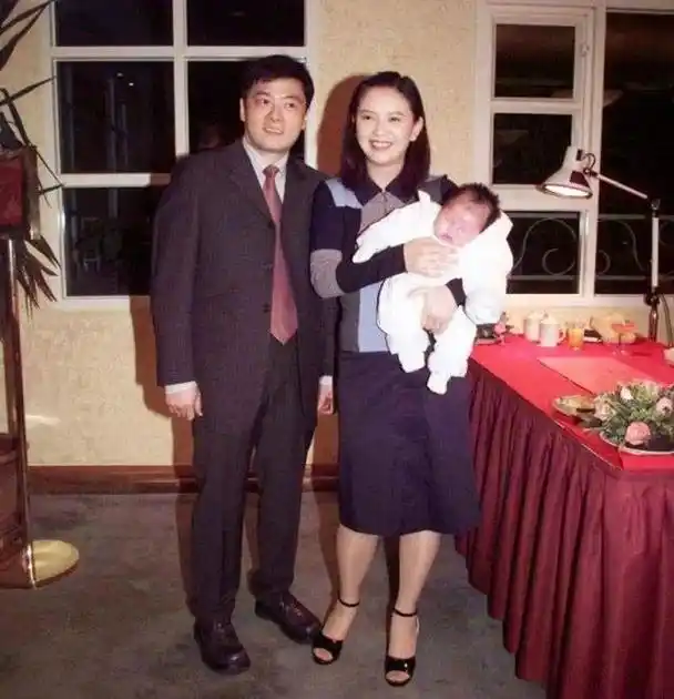 曾恋梁朝伟六年陈庭威没敢娶55岁曾华倩昔日惊艳美呆