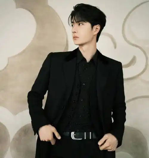 王一博一身全黑西装亮相,再次刷新大众审美,凸显时尚_外套_电影_穿着