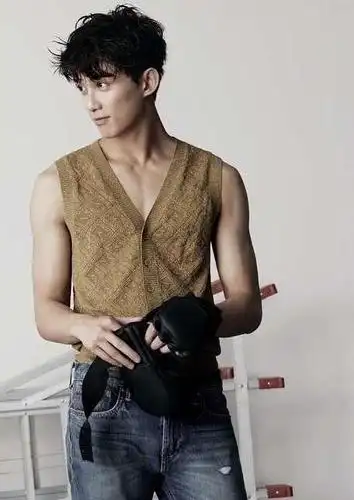 吴磊居然这么有型?穿衣只是小奶狗,但肌肉线条堪比彭于晏!