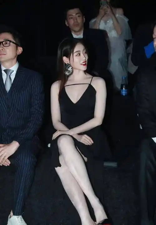 祝绪丹身穿黑色吊带高跟鞋,尽显迷人魅力!_皮肤_身材_时尚