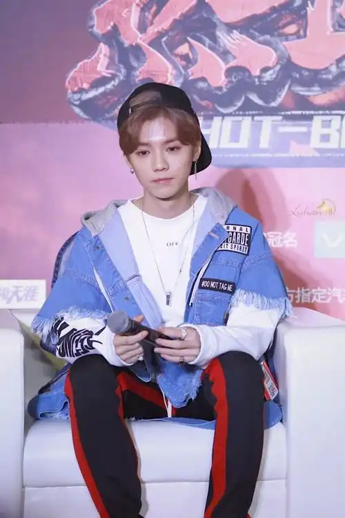 反戴帽子,鹿晗胜似少年!