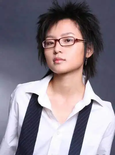 周笔畅留着一头短发,也不怎么在意化妆,个人的感觉是相当的年轻有活力