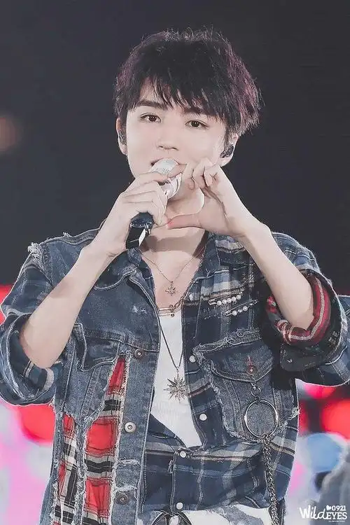 回应: 来看看王俊凯自己参与设计的专属定制话筒和