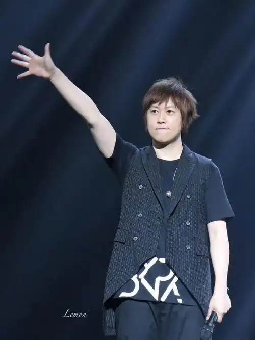 显微镜下的阿信#五月天巴黎演唱会的直播又一次引发了网友的"对比"