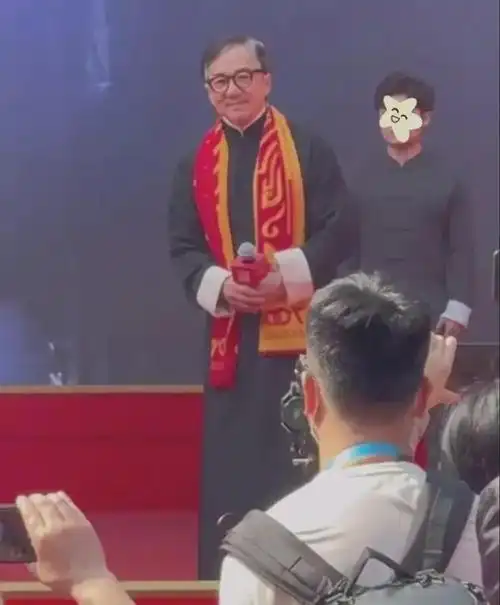 成龙近照亮相泸州老窖封藏大典满头白发老态龙钟网友看哭了