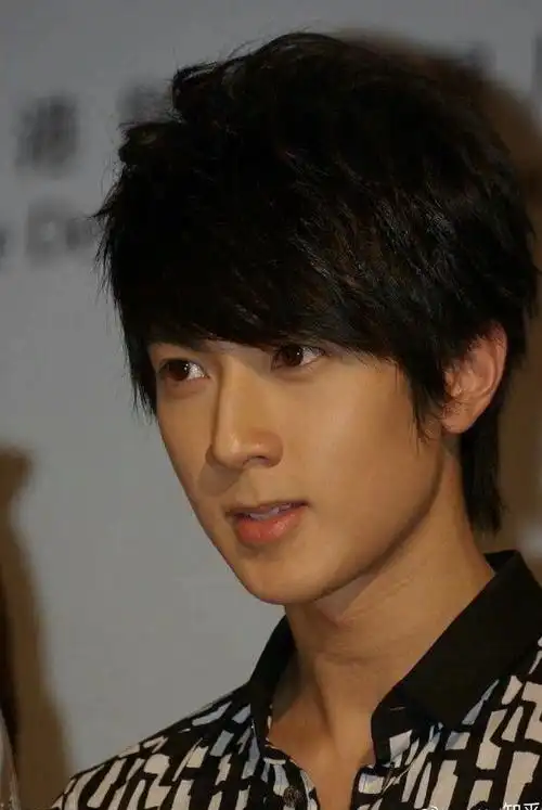 吴尊居然已经40岁了,说好的岁月是把杀猪刀呢,对于他来说是美工刀吧!