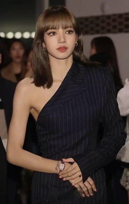 lisa今天的活动造型是西装侧穿? 还能这么改良,有,意思