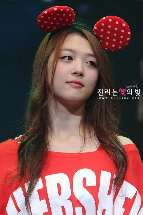 p>崔雪莉(         /sulli,1994年3月29日—2019年10月14日),本名崔