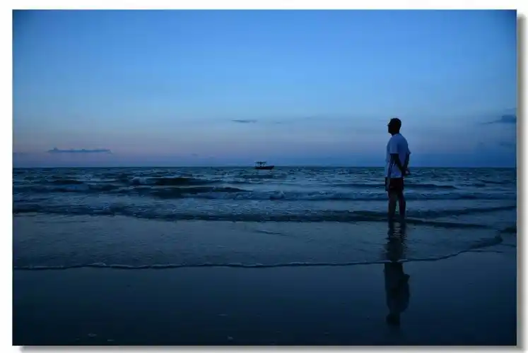 标题:黄昏.蔚蓝色的海滩