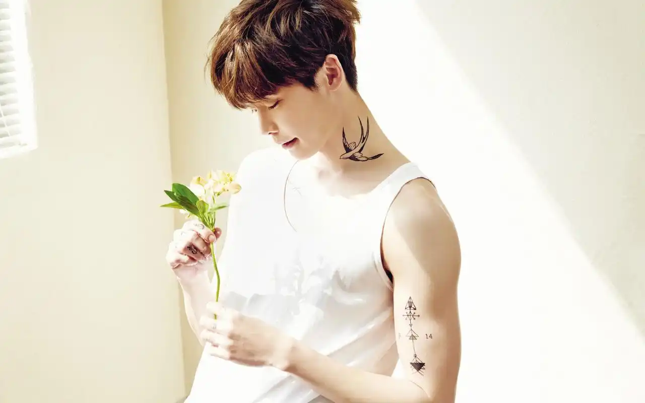 李钟硕帅气时尚写真桌面壁纸(1)高清大图预览1920x1200_日韩明星下载