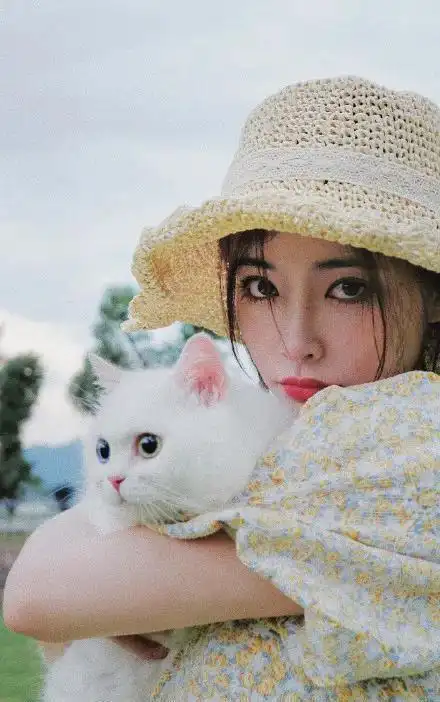 许佳琪怀抱猫咪俏皮可人雪肤娇嫩太性感美艳了