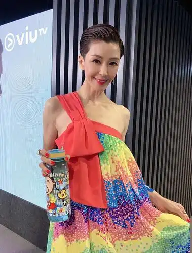 伍咏薇52岁了,仍然又飒又酷,大背头搭配一条彩色连衣裙,超洋气