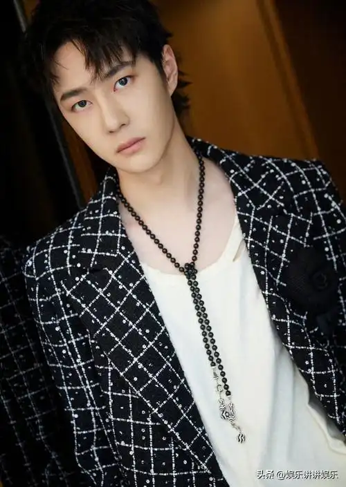 王一博尖叫之夜大展风采香奈儿宠上加宠获年度男主角