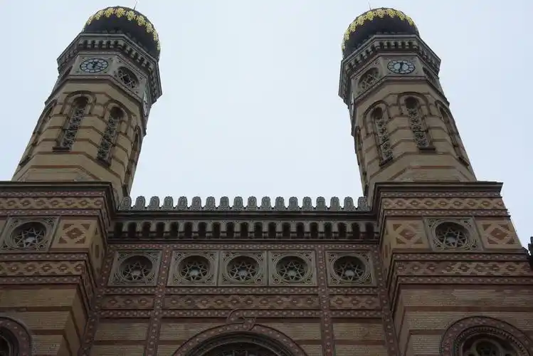 因此世界各地的犹太教堂建筑各式各样,受到当地的文化和其他宗教影响