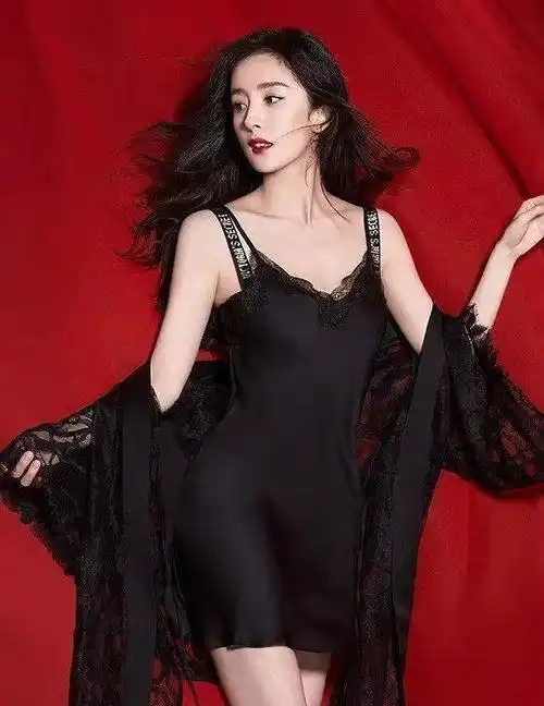 杨幂穿睡衣身材丰腴眼神妩媚34岁成熟气息弥漫傲人上围不输超模