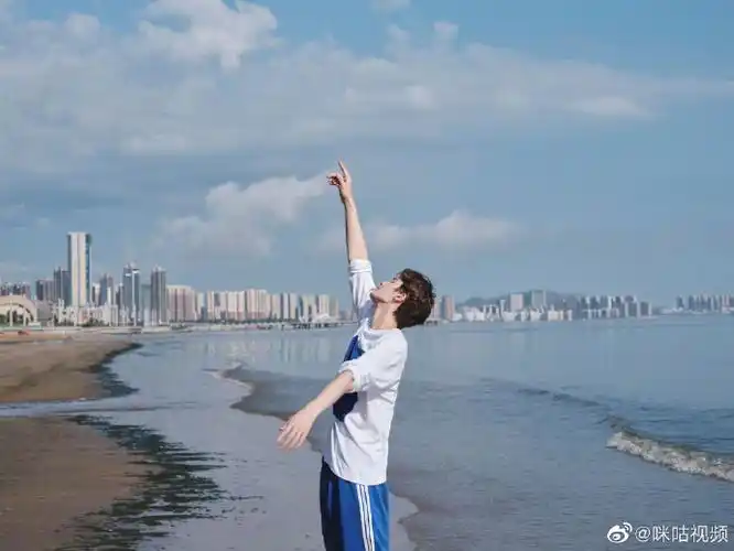 朱正廷的海边氛围感真的好绝简简单单的穿搭就足矣让人心动万分95