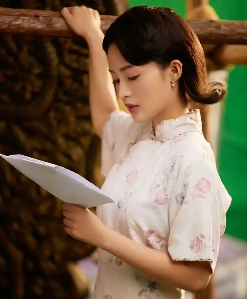 李沁旗袍造型优雅端庄,气质温婉.