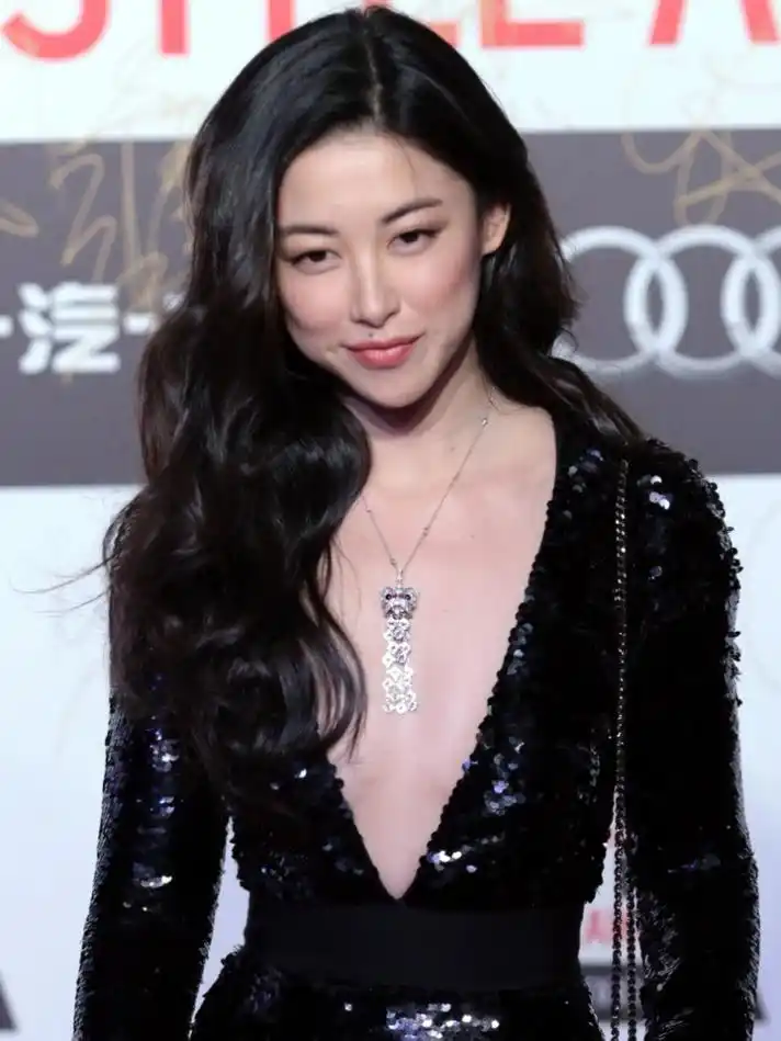 36岁朱珠身材火辣容貌迷人浑身都透着性感魅力