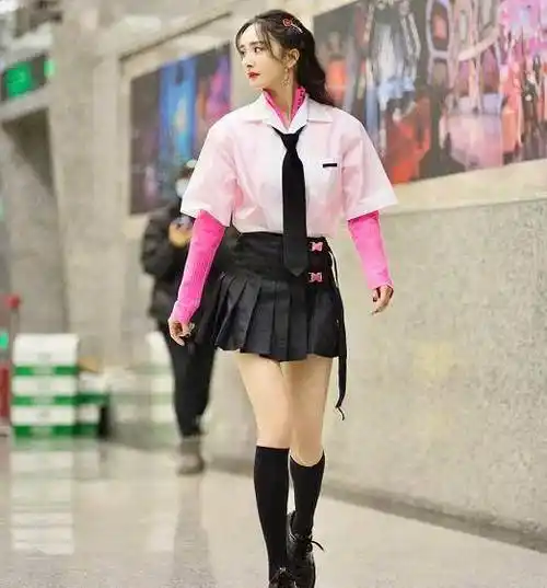 杨幂不能再瘦了,穿瘦腿袜小腿直接成"竹竿"比一旁女生两圈还细_工作
