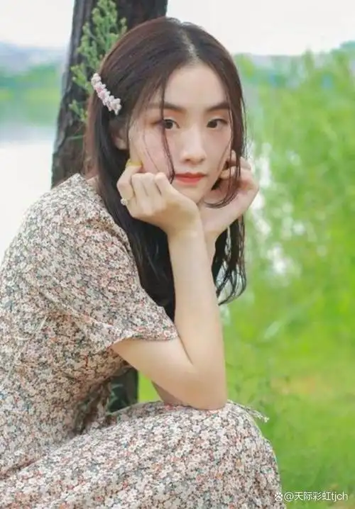 2017年7月,郭沁参加《中国新歌声第二季》,凭借演唱《美若黎明》加入